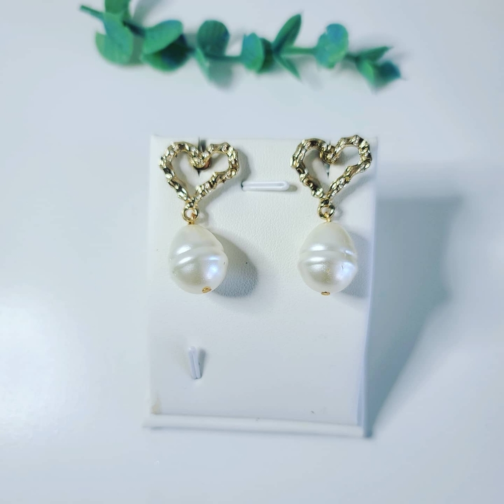 Baroque Freshwater pearl earrings with hearts